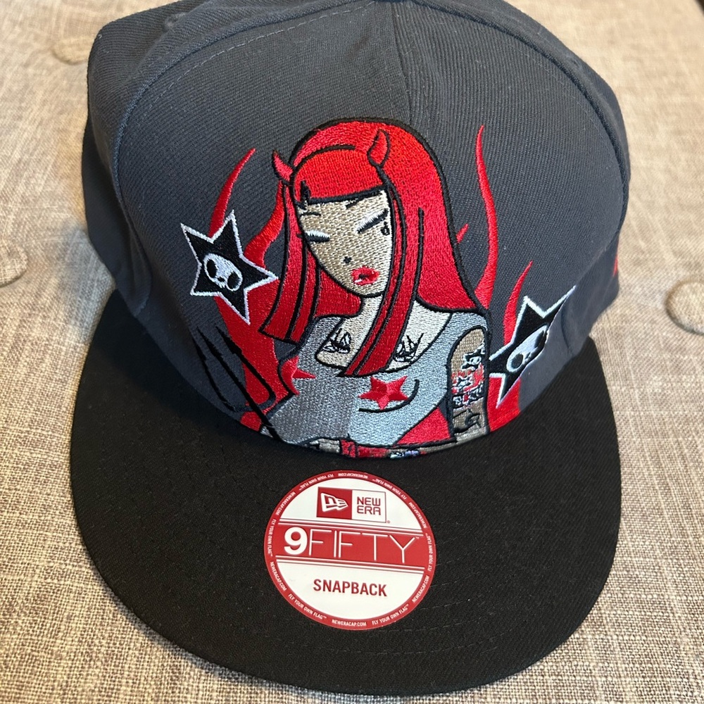 NWT GRAPHIC SNAPBACK